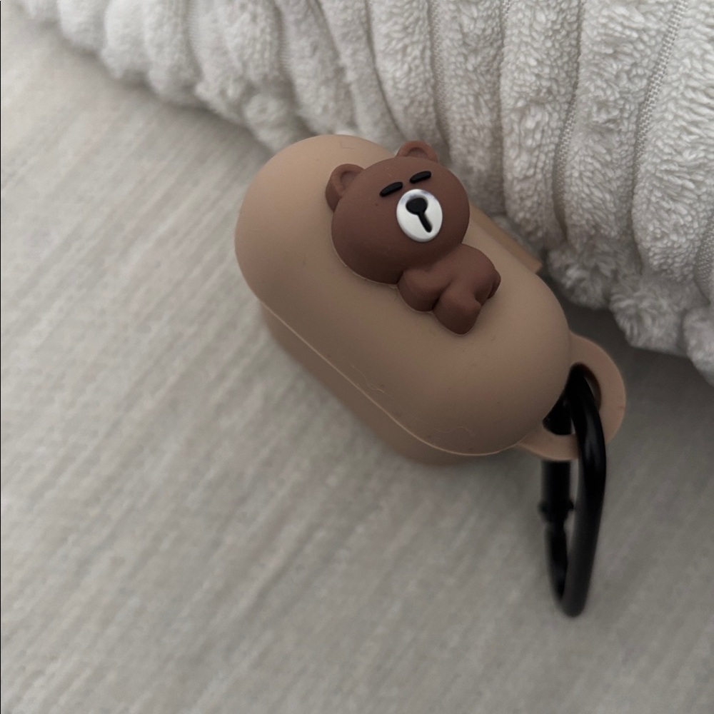 Silicone bear airpods case - Picture 2 of 4
